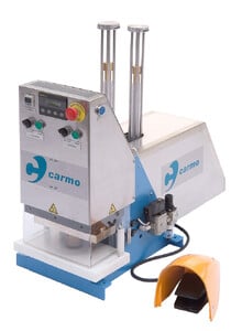 Soudeuse automatique à double face pour la soudure HF des oeillets en plastique