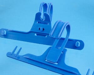 Cintre plastique pour poche d'urine