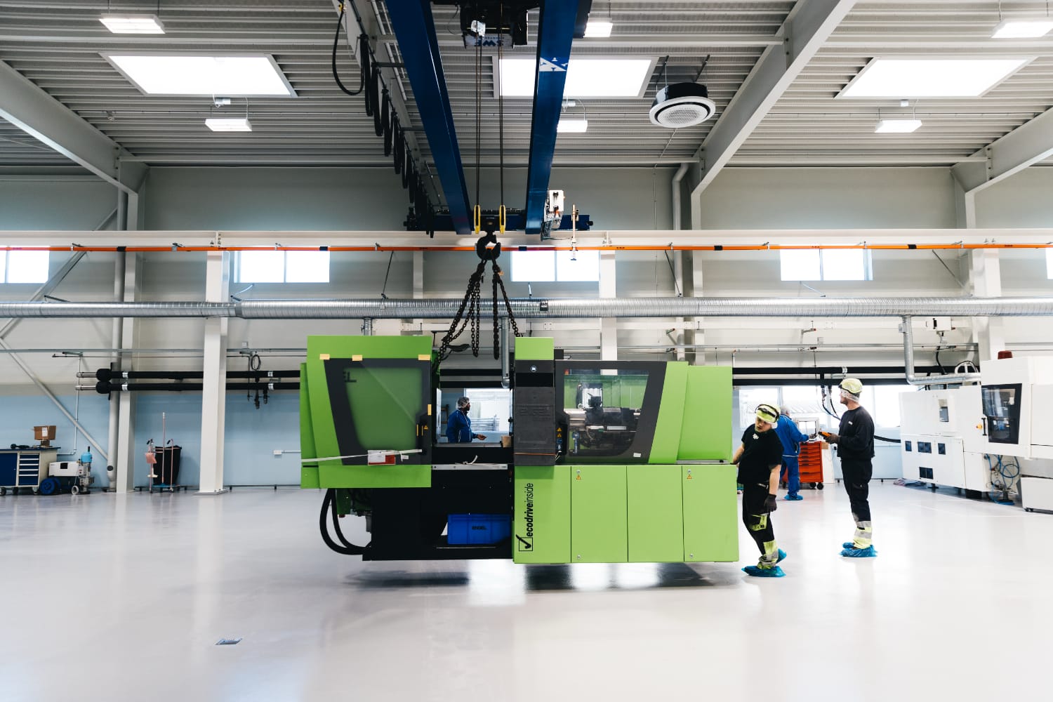 Capacité en moins d’une heure New Injection Moulding machine entering the new production facility